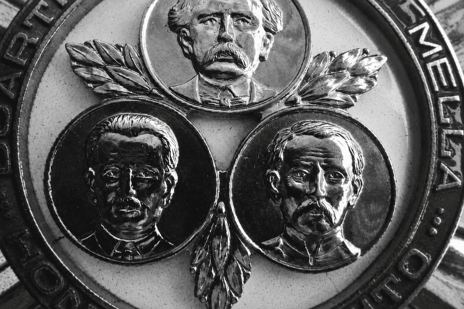 Medalla conmemorativa en relieve, símbolo del oficio heredado.
