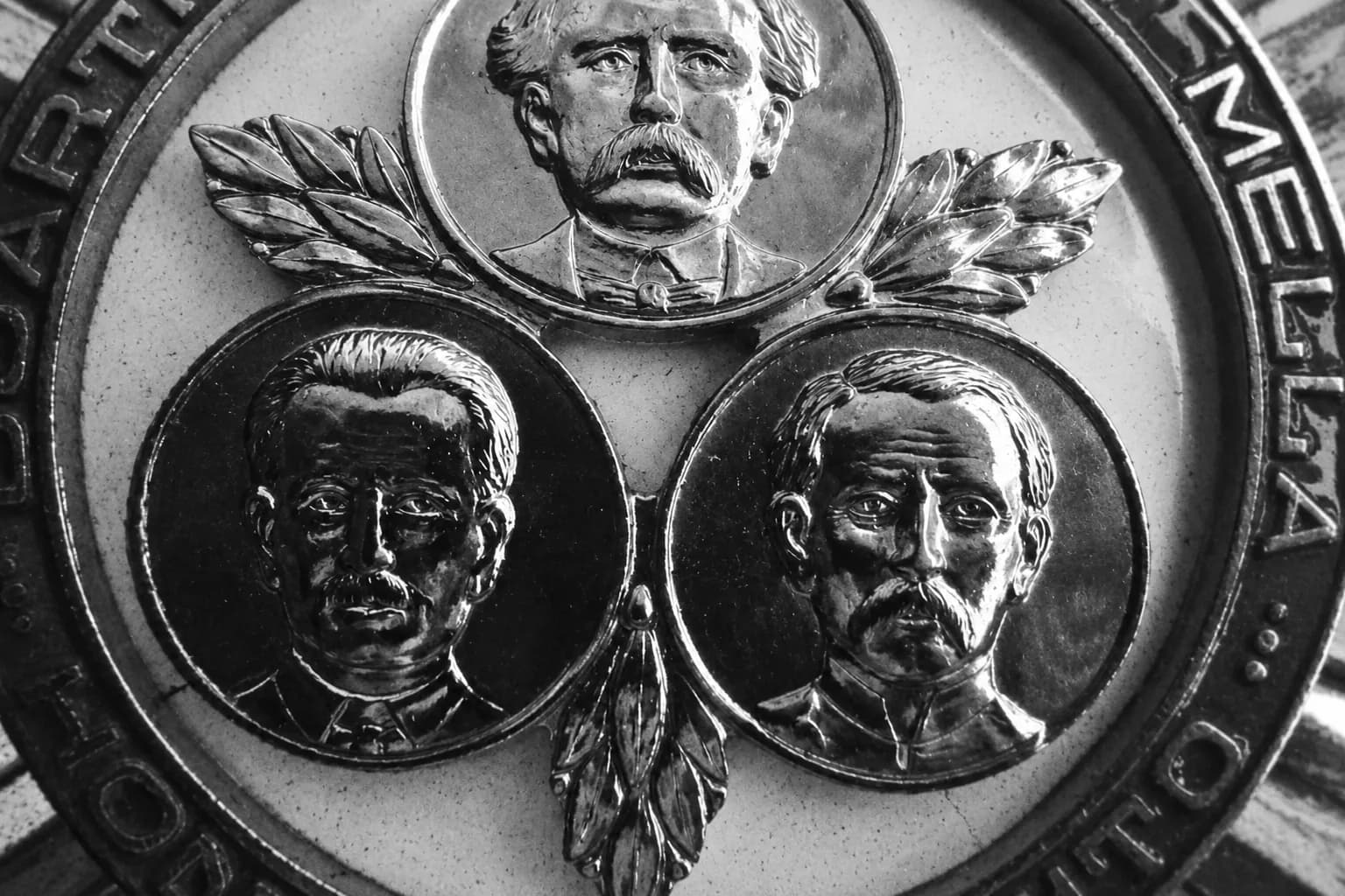 Medalla conmemorativa en relieve, símbolo del oficio heredado.